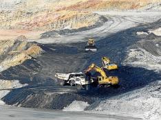 La máquinas extraen carbón en la mina de Samca en Ariño.