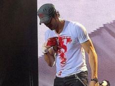 El cantante Enrique Iglesias sufre cortes en una mano con un dron durante un concierto