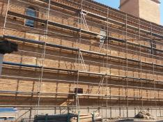 La restauración de la iglesia de Longares continúa con trabajos en la fachada noroeste y cupulín
