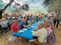 Los participantes en el Día de la Comarca comieron junto al reloj de sol hecho con olivos en Buera.