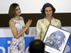 La reina Letizia, presidenta de honor de Unicef, entrega a la reina Sofía, el Premio Joaquín Ruiz-Giménez