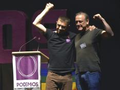 Juan Carlos Monedero junto al secretario general de Podemos Euskadi, Roberto Uriarte.