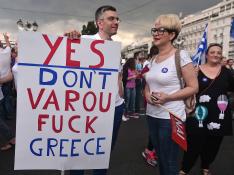 Un manifestante muestra su pancarta contra Varufakis.