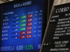 Panel informativo de la Bolsa de Madrid que muestra los valores de la prima de riesgo en los principales países de la zona euro.