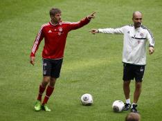 Guardiola y Müller, en un entrenamiento de la pasada campaña