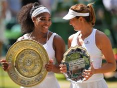 ?Serena Williams y Garbiñe Muguruza posan con sus trofeos