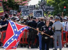 La bandera confederada ondeó en la manifestación del KKK.