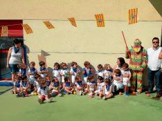 Los niños de la escuela infantil recibieron ayer la visita del Cipotegato en la fiesta de fin de curso.