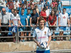 El centrocampista Stefan Wilk, el sexto fichaje del Real Zaragoza, ayer durante su presentación oficial en La Romareda.
