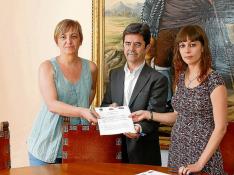Pilar Novales (Cambiar), Luis Felipe (PSOE) y Mary Romero (ASP) con el documento firmado ayer.