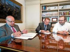 Christian Lapetra firma el documento de constitución, junto a Fernando Sainz de Varanda y en presencia del notario Honorio Romero.