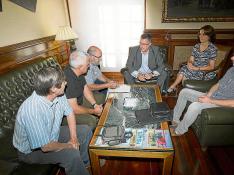 Representantes de las plataformas ciudadanas se reunieron ayer con el alcalde de Teruel.