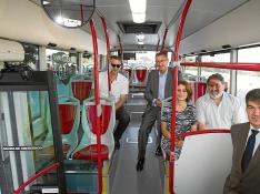 Miembros del Consistorio junto con el responsable de La Veloz, en el interior del autobús.