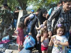 Familias enteras intentan cruzar a Europa por la frontera de Macedonia