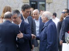 Pedro Sánchez saluda al expresidente del PNV, Xabier Arzalluz, durante el funeral de Txiki Benegas.