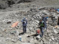 Soldados nepalíes buscan restos del terremoto ocurrido el pasado 25 de abril
