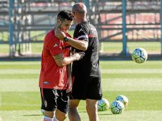 Jaime recibe un gesto de cariño de Ranko Popovic ayer en la Ciudad Deportiva.