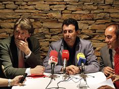 Lavilla (c) se ha despedido acompañado del secretario y vicesecretario provinciales del PSOE, Carlos Martínez y Luis Rey (d).