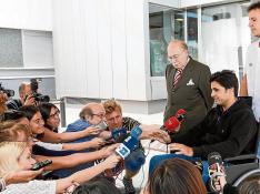 Fran Rivera, en silla de ruedas, compareció ante la prensa en la puerta del hospital zaragozano junto al doctor Val-Carreres.