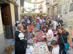 Las estrechas calles de Rubielos de Mora se llenaron de público con el mercado medieval.