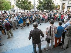 Los sindicatos UGT y CC. OO. reunieron a unas 200 personas ayer en la plaza de España.