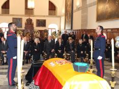Los reyes Juan Carlos y Sofía, junto a la infanta Elena, en la capilla ardiente del infante Carlos de Borbón este miércoles.