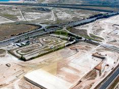 La adquisición del antiguo cartódromo frente a la Feria de Muestras en 2004 se justificó en la necesidad de "garantizar mejores accesos y aumentar el valor del área comercial" del complejo.