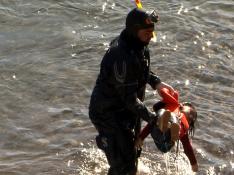 Rescate del cadáver de un niño en una playa griega.