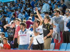 Varios aficionados protestando desde la grada en el partido de ayer por el mal juego del RealZaragoza.