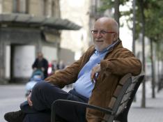 Víctor Morlán, de 68 años, es diputado por la provincia desde 1986. En la foto, sentado en uno de los bancos del Coso oscense.
