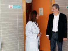 Celaya en su visita a las instalaciones sanitarias de Fraga.