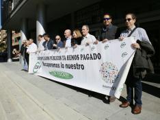 Los delegados sindicales de CSI·F se han concentrado ante la sede del Salud en Zaragoza.