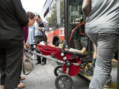Las personas que acceden al autobús urbano con un carrito de bebé solo pueden tenerlo desplegado si el niño va montado.