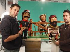 Pisa y Alonso con algunas de las marionetas creadas para el largomentraje.