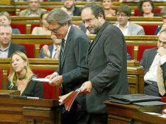 Antonio Baños, líder de la CUP, junto a Artur Mas, en noviembre pasado en el Parlamento catalán.