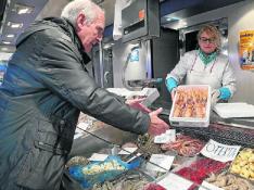 Un cliente observa el género en una pescadería del Mercado Central esta misma semana.