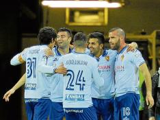 Los jugadores del Real Zaragoza celebran el gol que les dio la victoria en San Mamés.