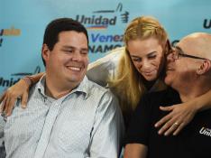 La esposa de Leopoldo López, Lilian, Lilian Tintori, con el presidente del MUD, Jesús 'Chuo' Torrealba y el exdiputado de la oposición venezolana Juan Carlos Caldera.