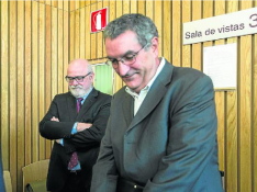 El exviceconsejero de la DGA Carlos Esco (izquierda) y Ricardo García Becerril, en la Audiencia.
