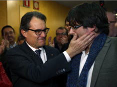 Artur Mas salud al alcalde de Girona, Carles Puigdemont, a su llegada al CDC.