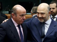 Pierre Moscovici a la derecha junto al Ministro de Economía, Luis de Guindos, en una foto de archivo.