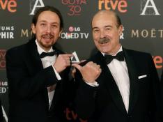 El presidente de la Academia de Cine, Antonio Resines (d), y el líder de Podemos, Pablo Iglesias