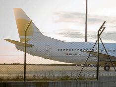 La base de operaciones de la compañía, de Zaragoza a Huesca. El Boeing 737-400 de la empresa aragonesa utiliza ahora el aeropuerto oscense, donde está aparcado desde hace justo una semana a la espera de cubrir nuevos servicios para otras aerolíneas.