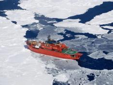 El rompehielo Aurora Australis encalló durante una ventisca en la Antártida.