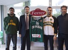 Steinarson, junto al presidente del Peñas, Antonio Orús, y el director deportivo, David Álvarez.