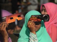 Miles de personas asisten en Indonesia al único eclipse total de sol de 2016
