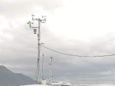 Los medidores. A la unidad móvil de control, instalada actualmente en el recinto deportivo de La Corona (arriba), se ha sumado ahora una red de captadores fijos que miden la concentración de organoclorados.