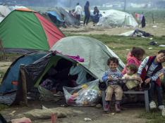 Niños refugiados sirios en el campo de Idomeni, al norte de Grecia.