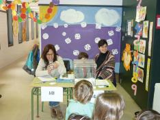 'Votación' con niños en el colegio San Juan de la Peña de Jaca, el mismo día que votaron los padres.