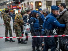 Policías y soldados refuerzan la seguridad en las calles de Bruselas tras los atentados.